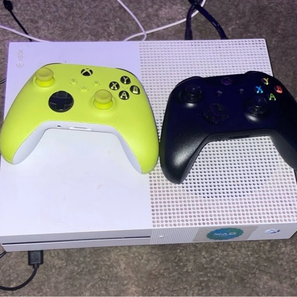 Console with White Finish and Dual Controllers